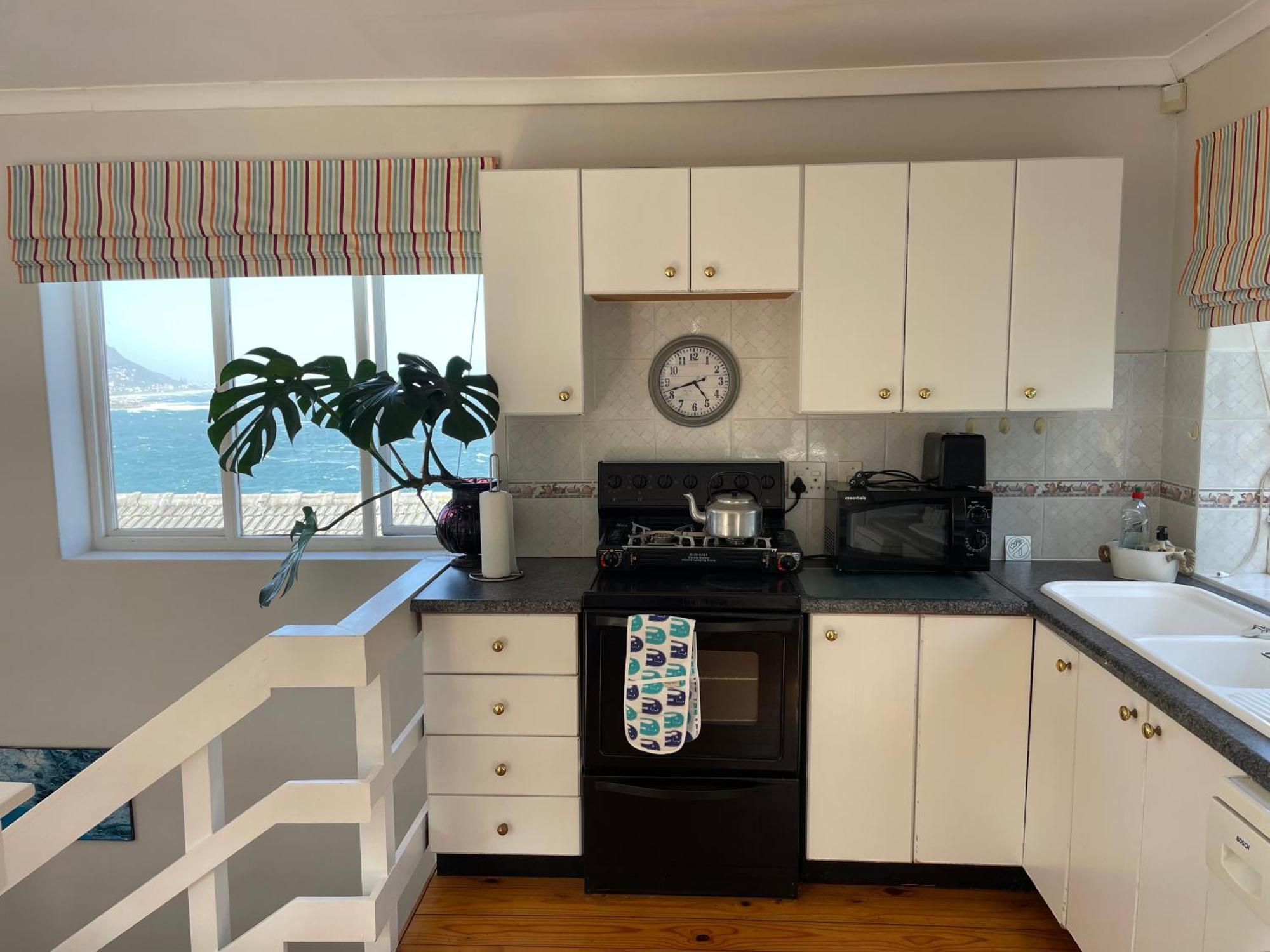 Between Mountain And Sea Apartment