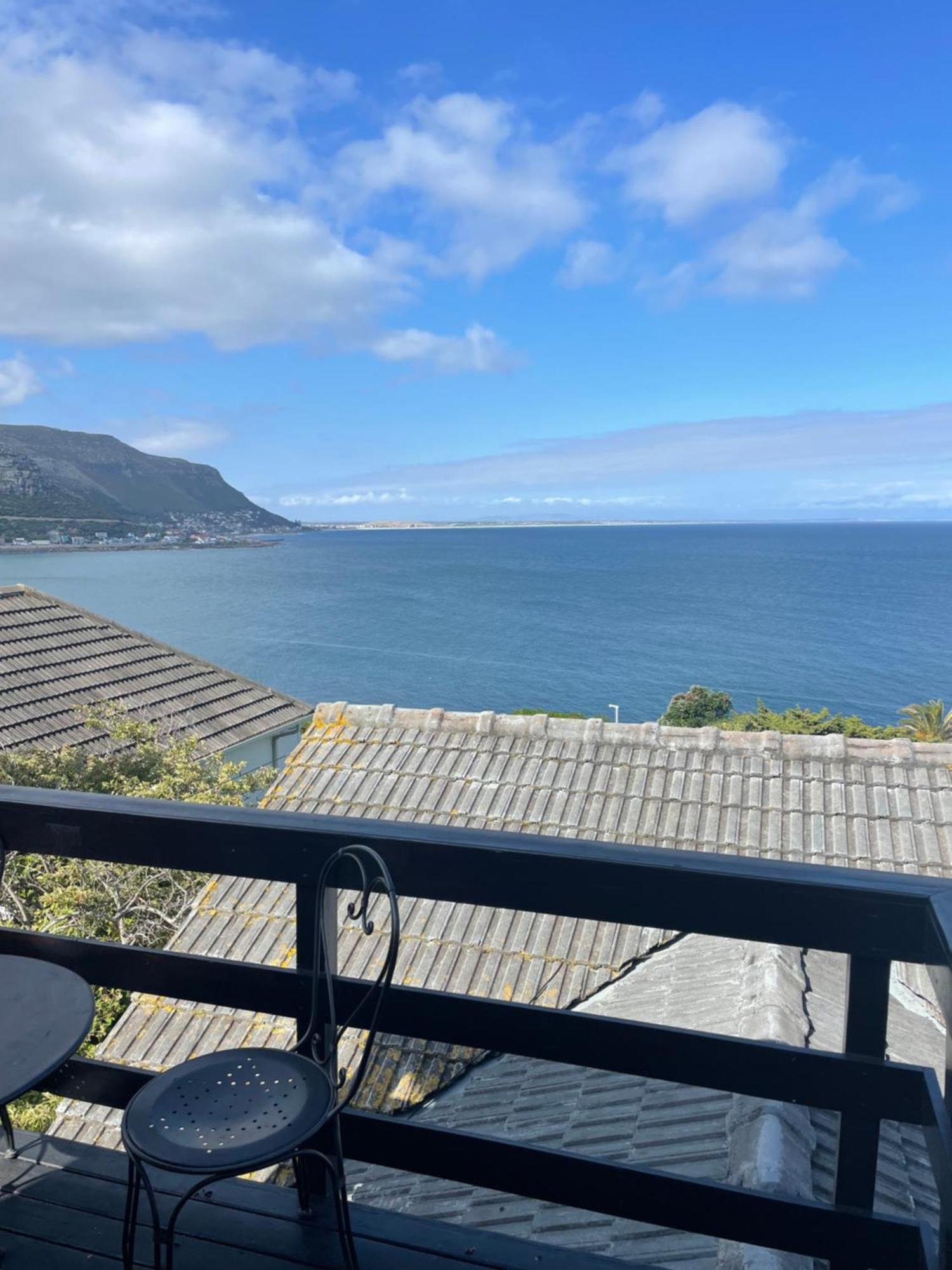 Between Mountain And Sea Apartment